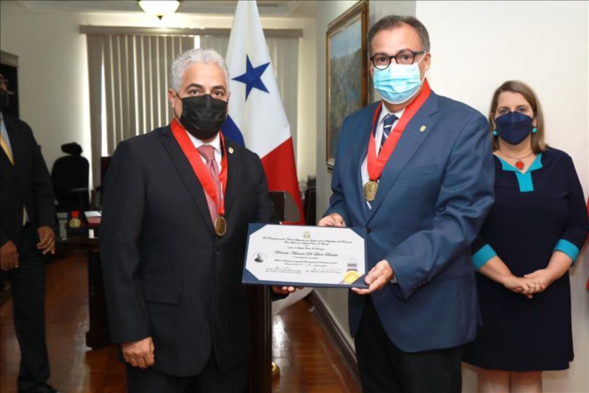 Imponen medalla a Magistrados principales y suplentes de la Corte Suprema de Justicia