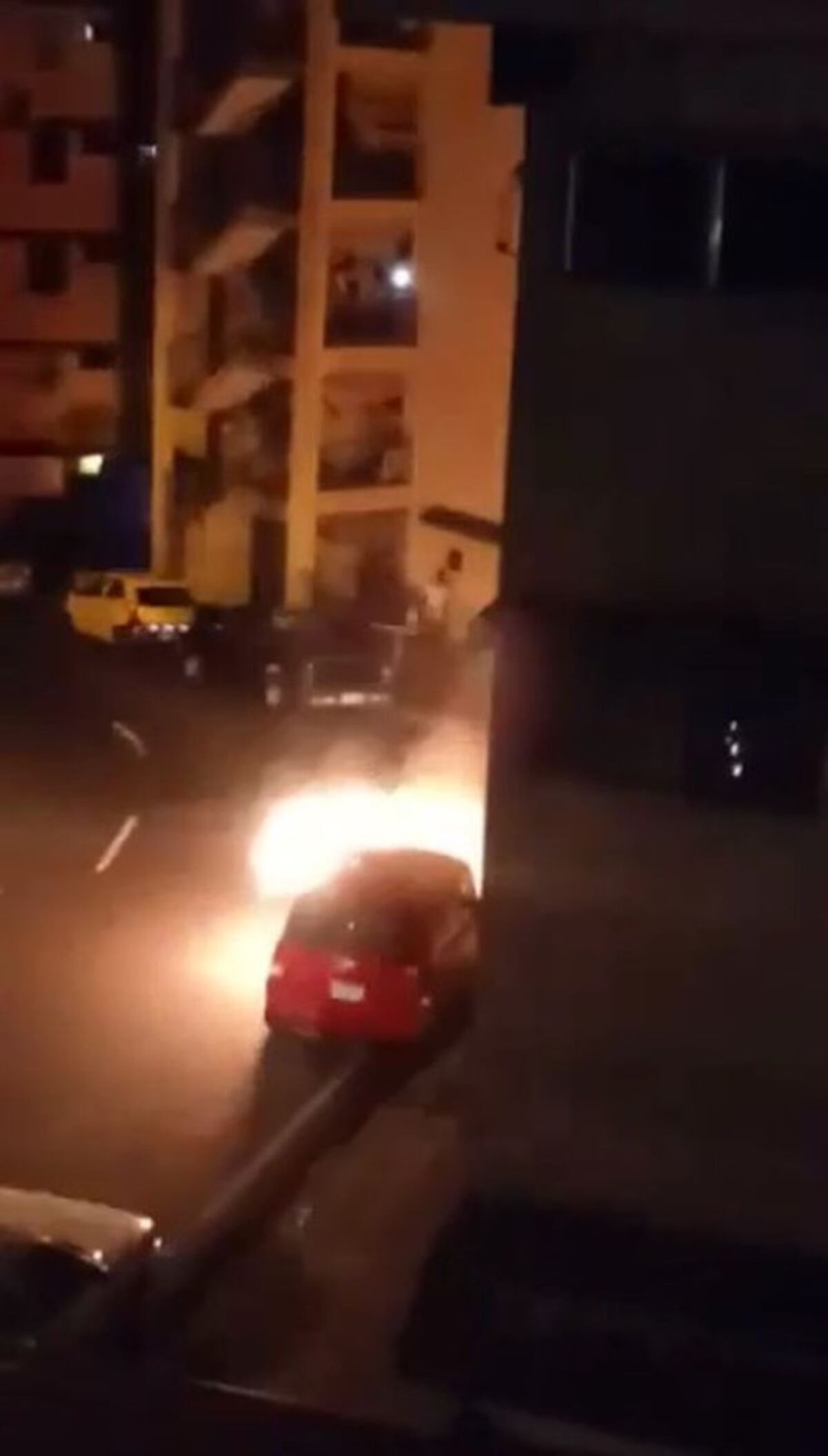 Auto quedó envuelto en llamas, de la nada, entre Calle P y  San Miguel
