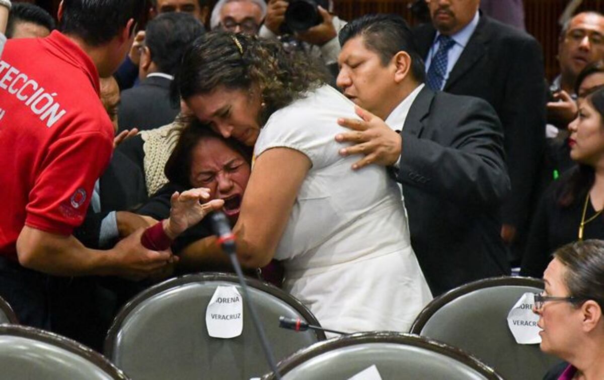Diputada mexicana se entera del asesinato de su hija en plena sesión