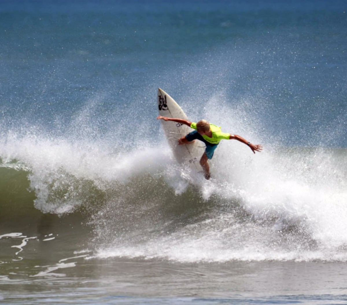 Surf juvenil regresa con fuerza a Bocas del Toro