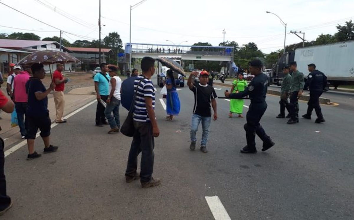 Reabren vía tras fuerte enfrentamiento. Hay 10 policías heridos y un estudiante