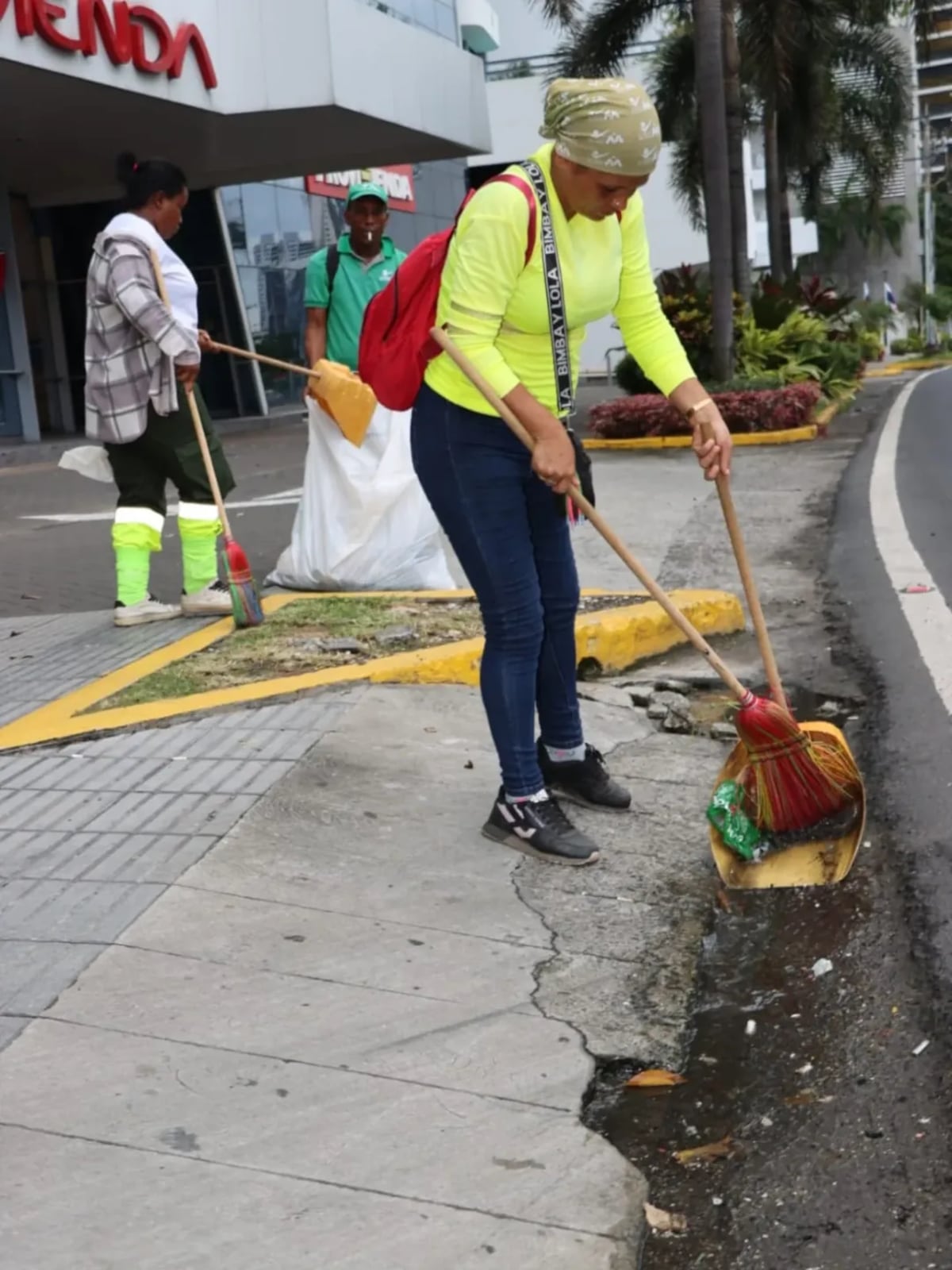 AAUD entra en acción con operativo de limpieza tras la noche de celebración futbolística