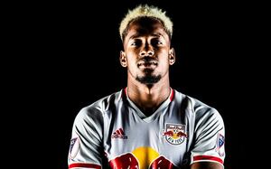 Álex Sola le gana la partida a Amir Murillo en el Numancia