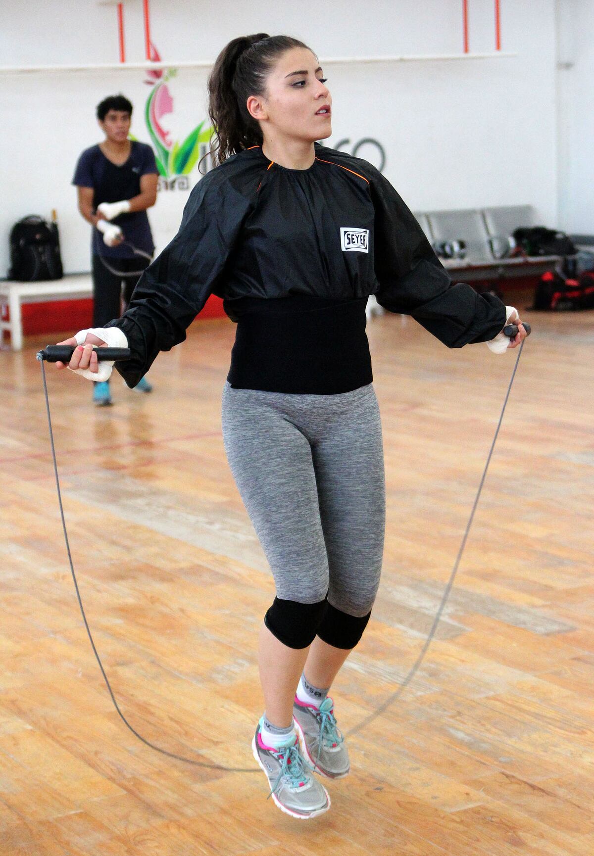 Boxeadora mexicana no descarta medirse a hombres para mantenerse activa