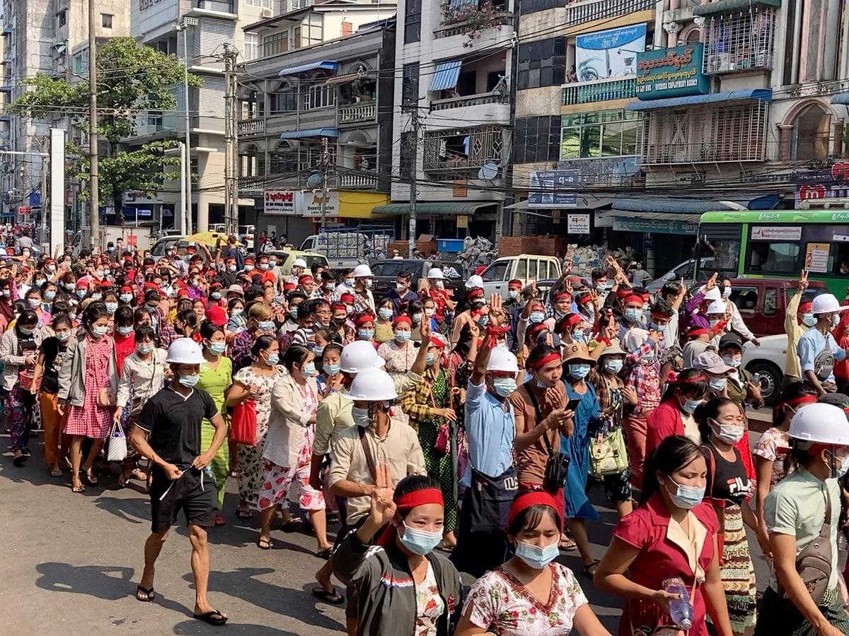 Miles de birmanos salen a las calles para protestar contra el golpe militar en Myanmar