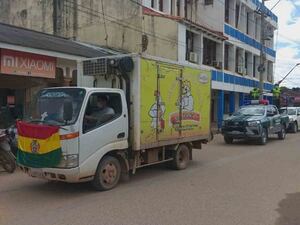 En Bolivia enfrían vacunas contra la covid-19 usando camión de pollos