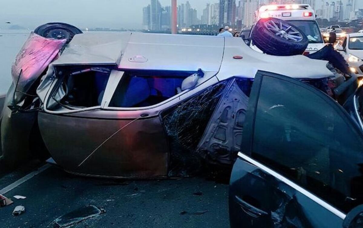 Hombre colisiona, sale expulsado del auto y cae del tramo marino en Corredor Sur