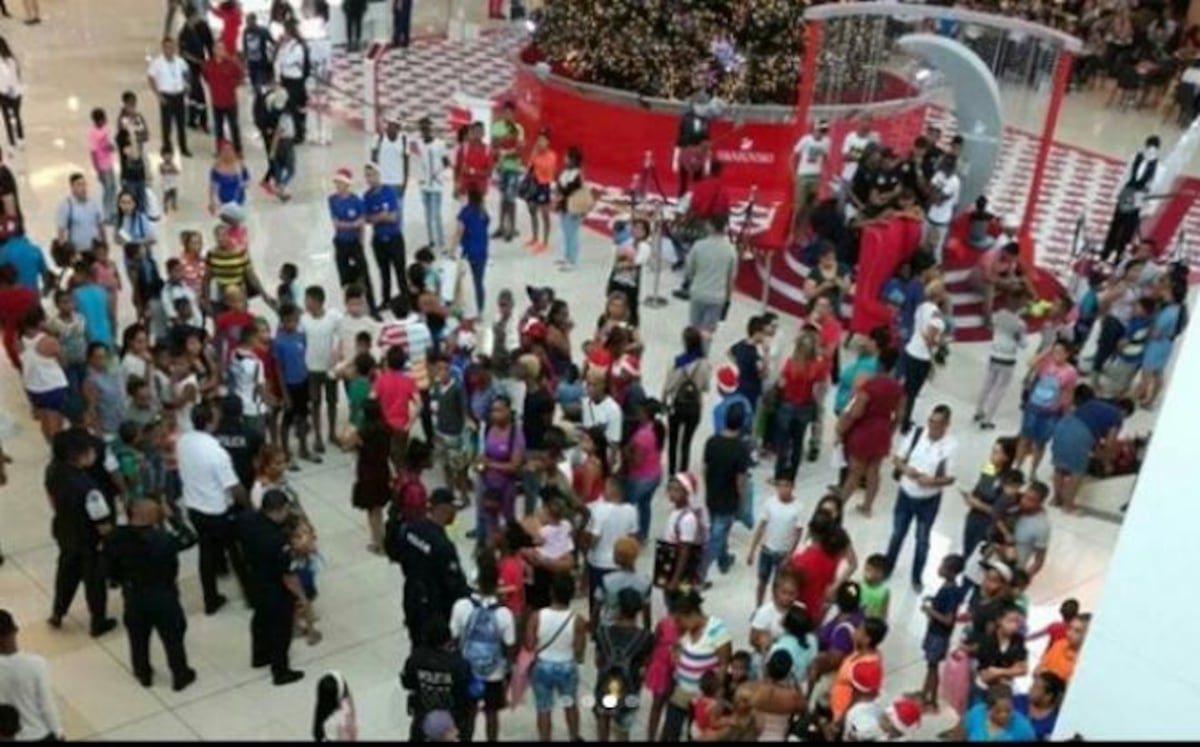 Tras el zaperoco por las zapatillas en mall sociólogo lo llama 'cultura prepago'