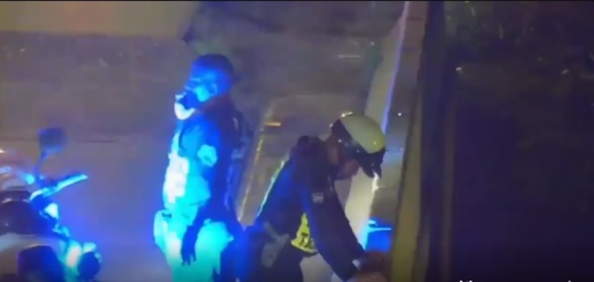 ‘La vi triste, llorando’.  Uno de los policías que salvaron a mujer en un puente, dijo que la sostuvo del tobillo. Video