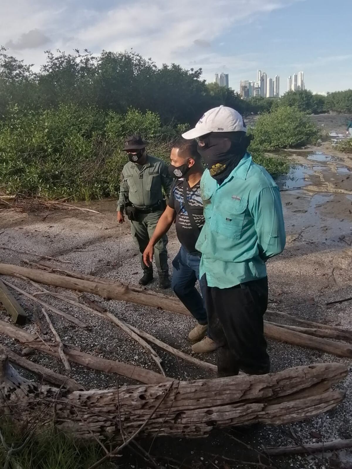 Lo denunciaron por redes sociales. Estaba talando árboles en manglares del área de Coco del Mar