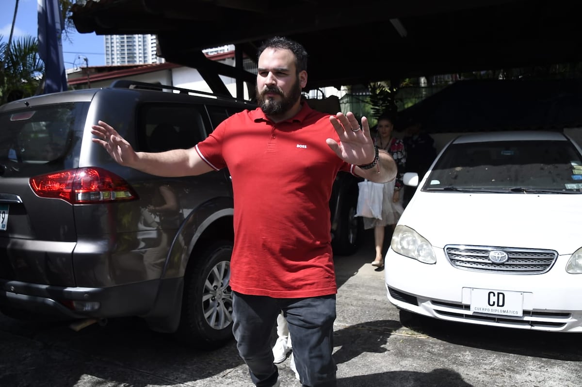 Carolina Martinelli Linares corre a visitar a su ‘papito’ un día después de empezar su asilo político