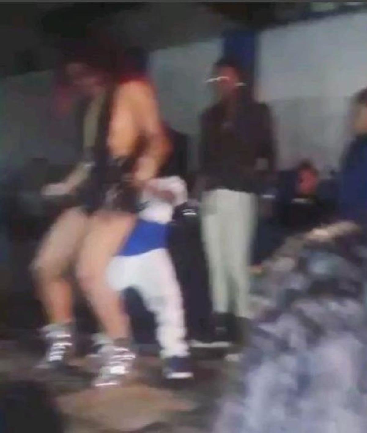 ¡OH MY GOD! Reguesera pide disculpas por bailar inapropiadamente con un niño
