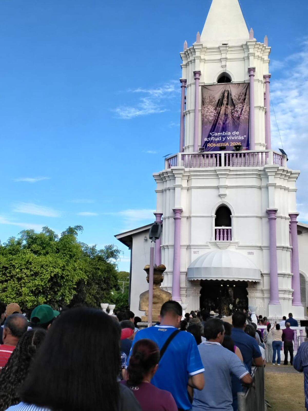 Cientos de fieles se reúnen en Atalaya