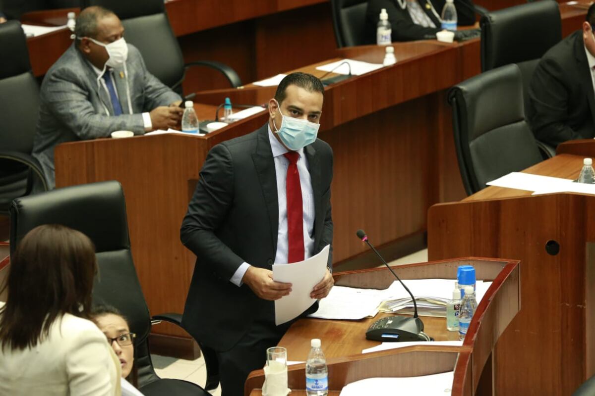 Diputado propone una renta solidaria valorada en 300 dólares mensuales