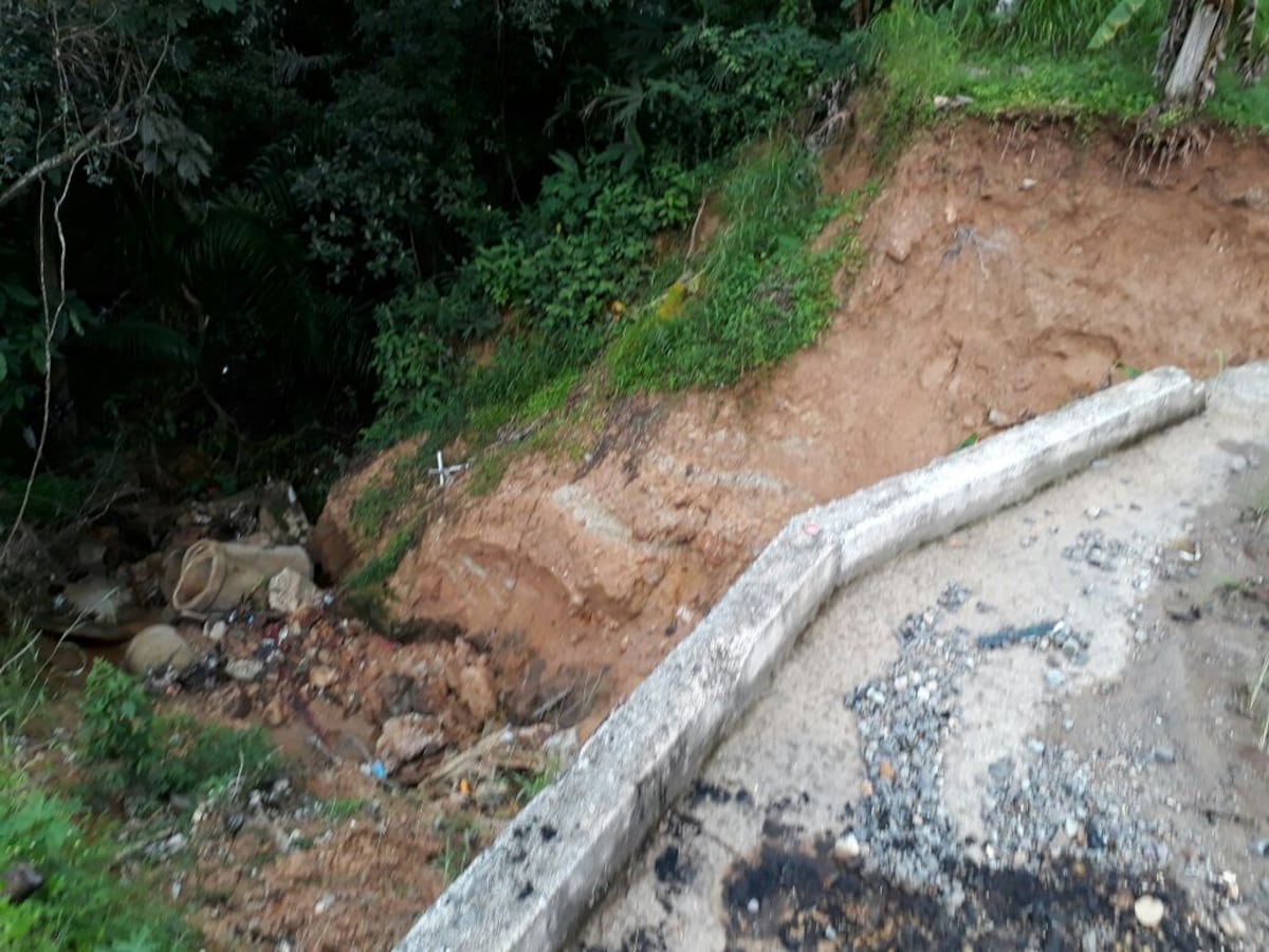SE LOS ESTÁ TRAGANDO LA TIERRA. Sus casas están quedando en el aire 
