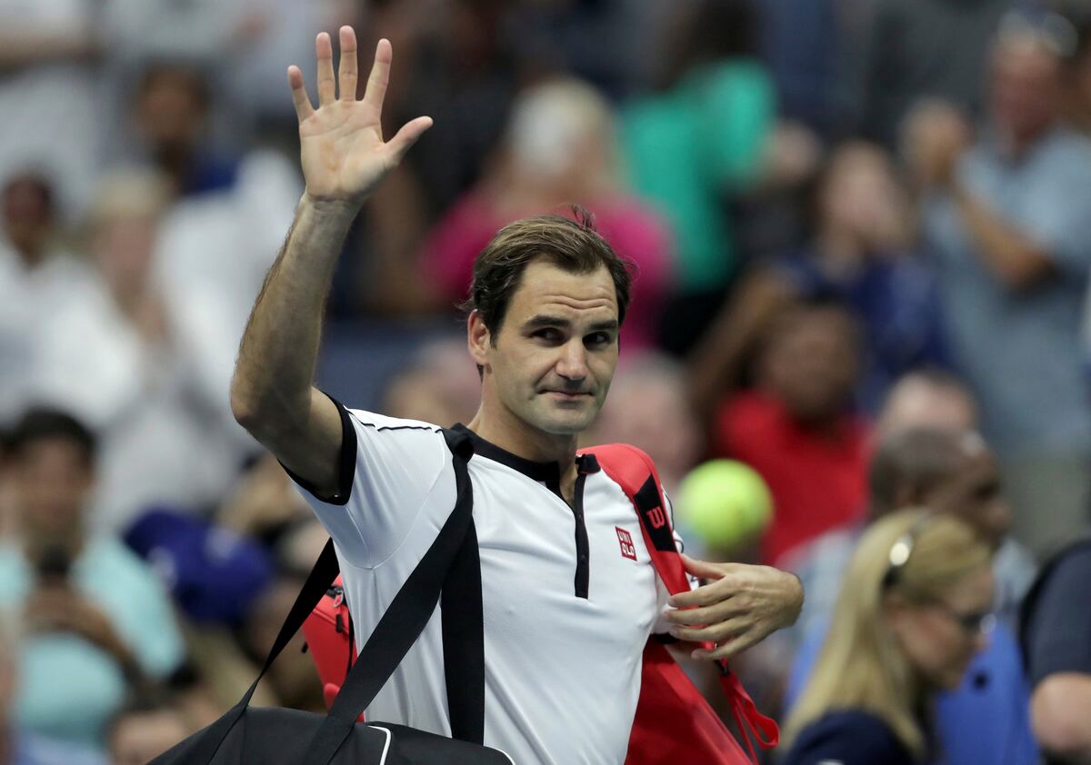 Federer estalla en el US Open, aunque avanza a la siguiente ronda