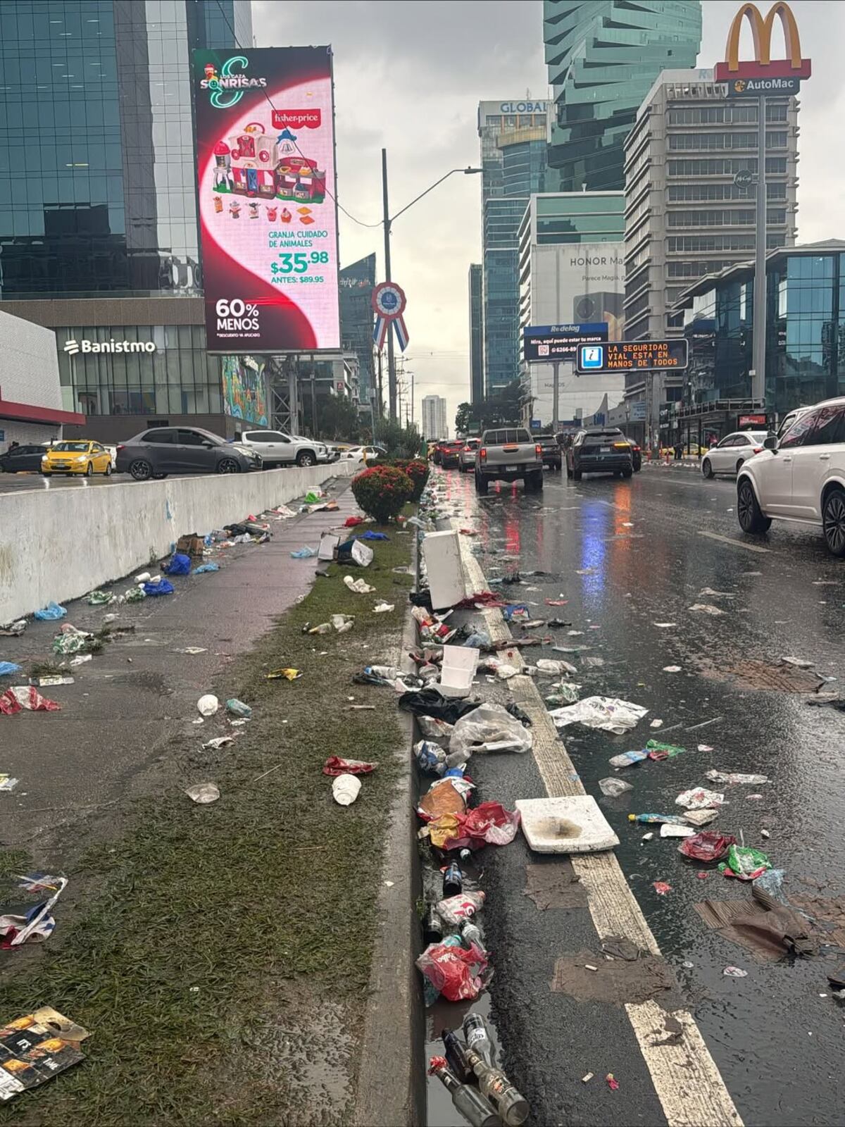 AAUD entra en acción con operativo de limpieza tras la noche de celebración futbolística