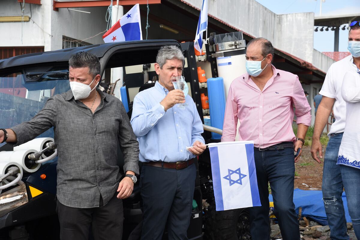 Embajador israelí tomó agua de la Bahía de Panamá. Te contamos cómo y por qué