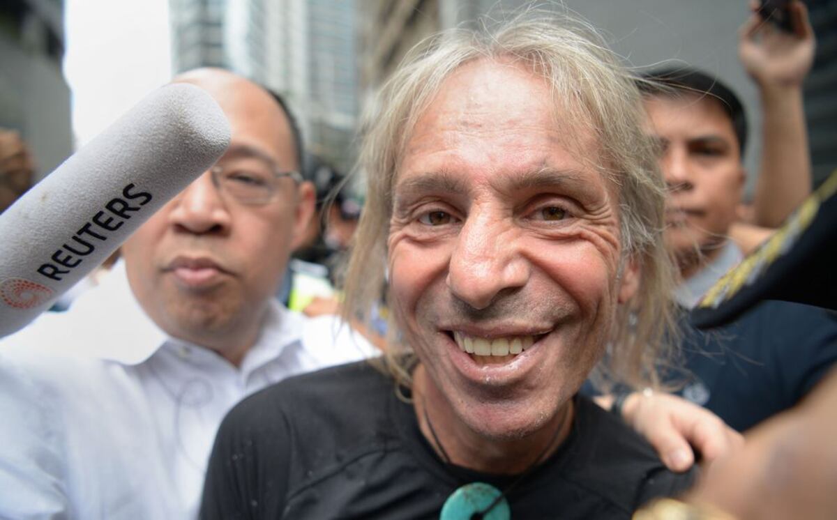 Al borde de la muerte: sin arnés trepa un rascacielos