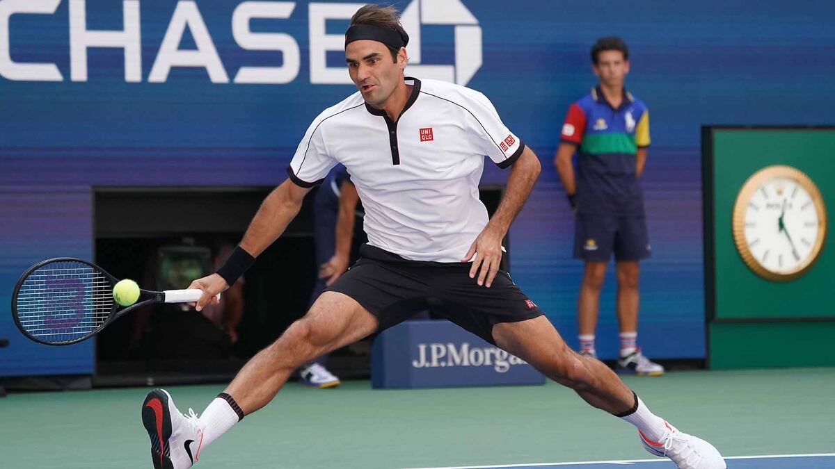 Federer estalla en el US Open, aunque avanza a la siguiente ronda