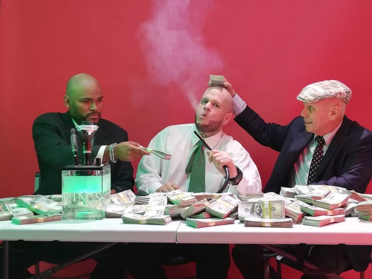 Sorprenden a cantante del patio con dinero falso, licores y extranjeras