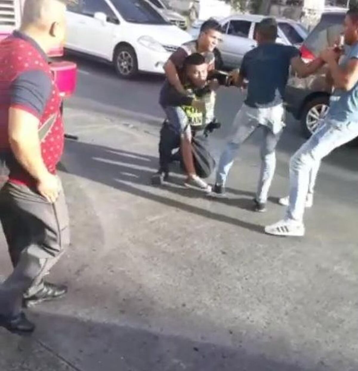 ¡IRRESPETO! Agreden a otro uniformado en estación del metro en San Isidro |VIDEO