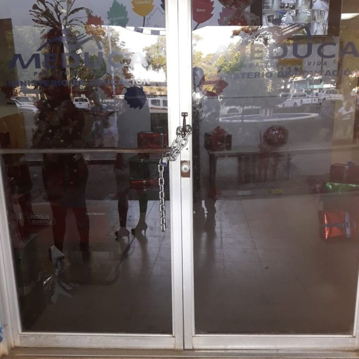 Docentes se embellacan. Encadenan puertas de Meduca como protesta