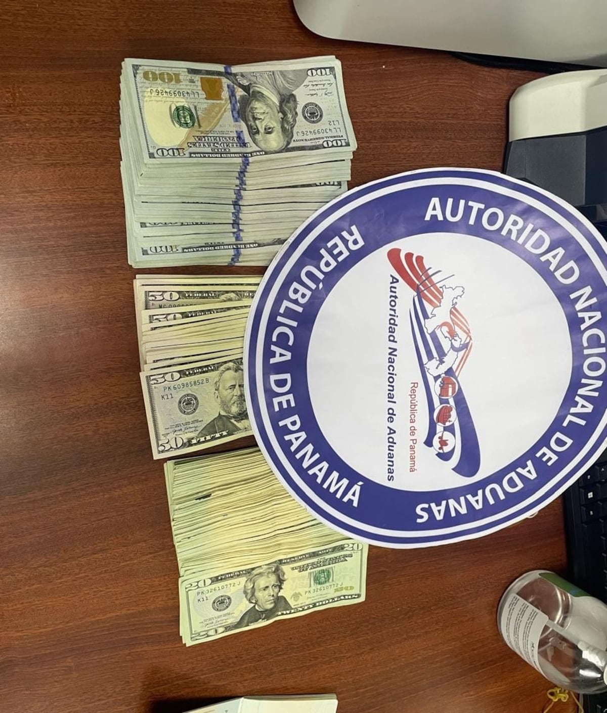 Pillan a madre e hijo con más de $28 mil en efectivo ocultos en medias y zapatillas