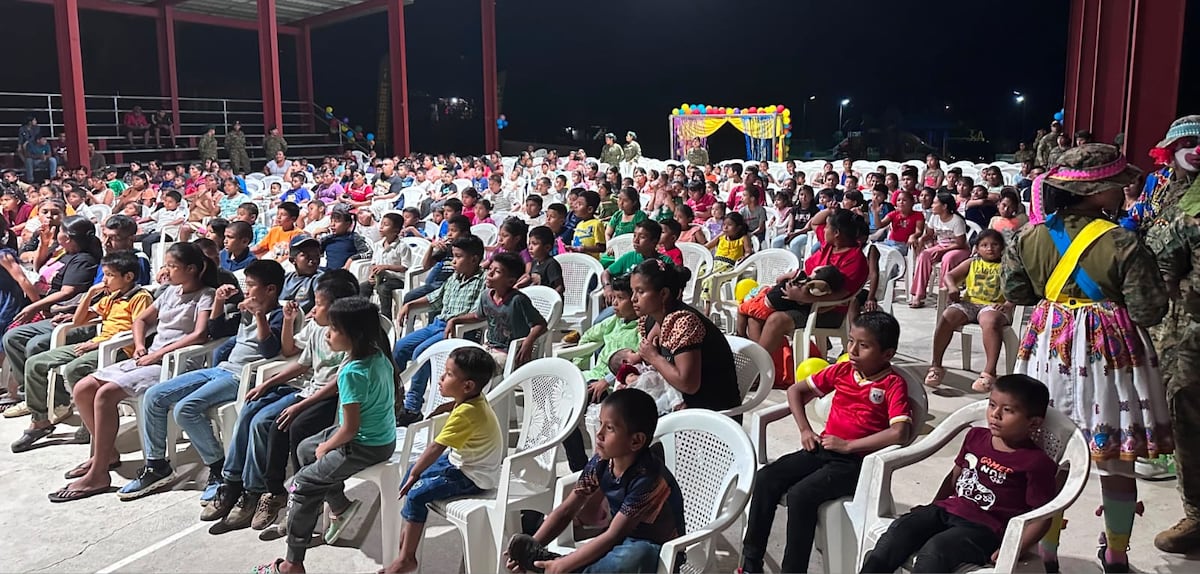 Cine bajo las estrellas reúne a cientos en Bocas del Toro