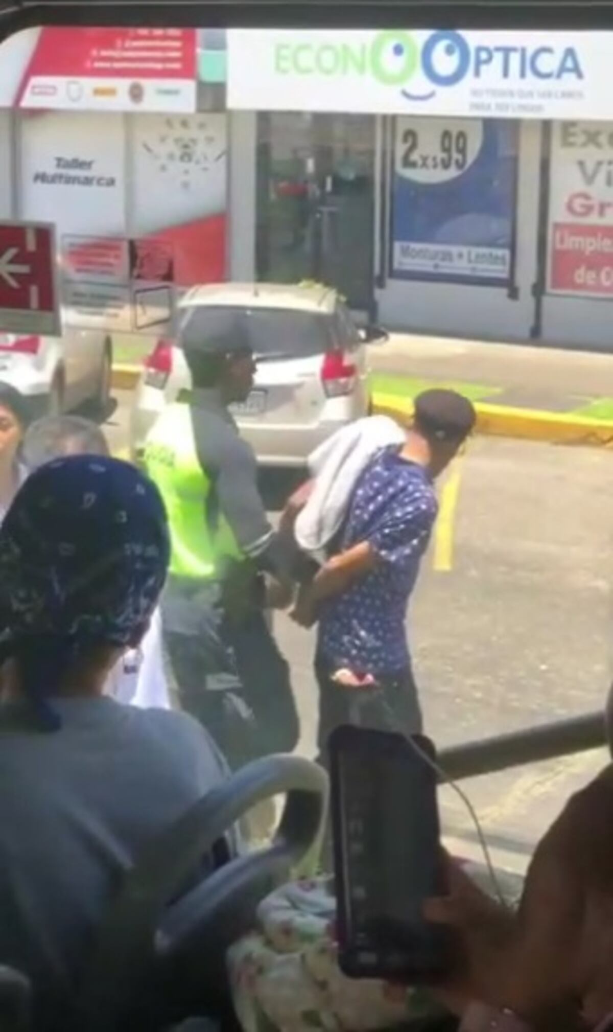 Intentó hurtar en metrobús, pero lo sorprenden. Video. Lo captan todo