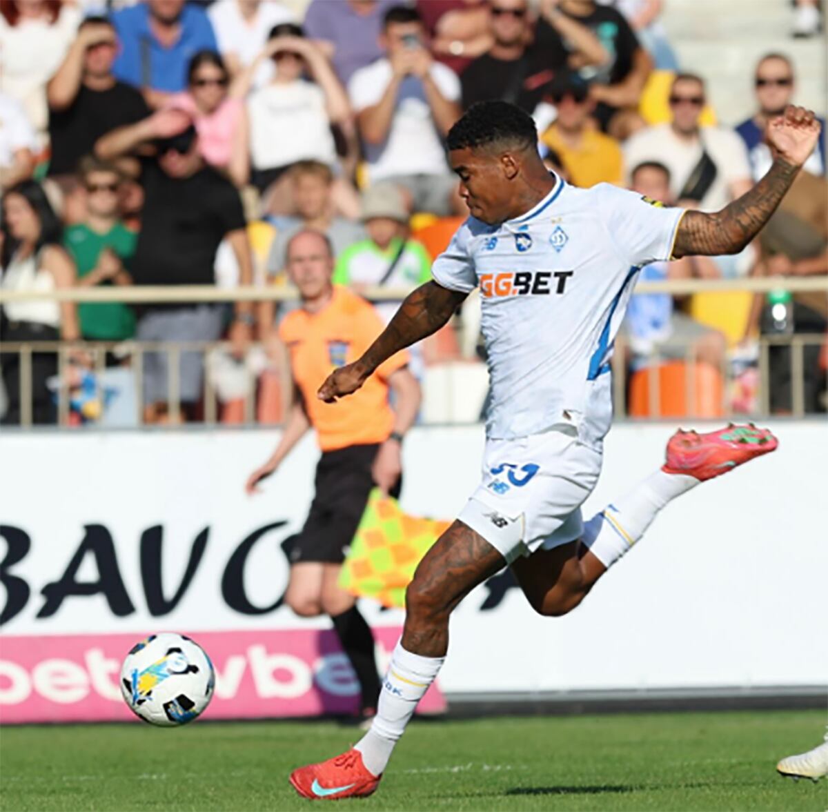 Guerrero anota su primer gol en la goleada del Dynamo Kyiv 