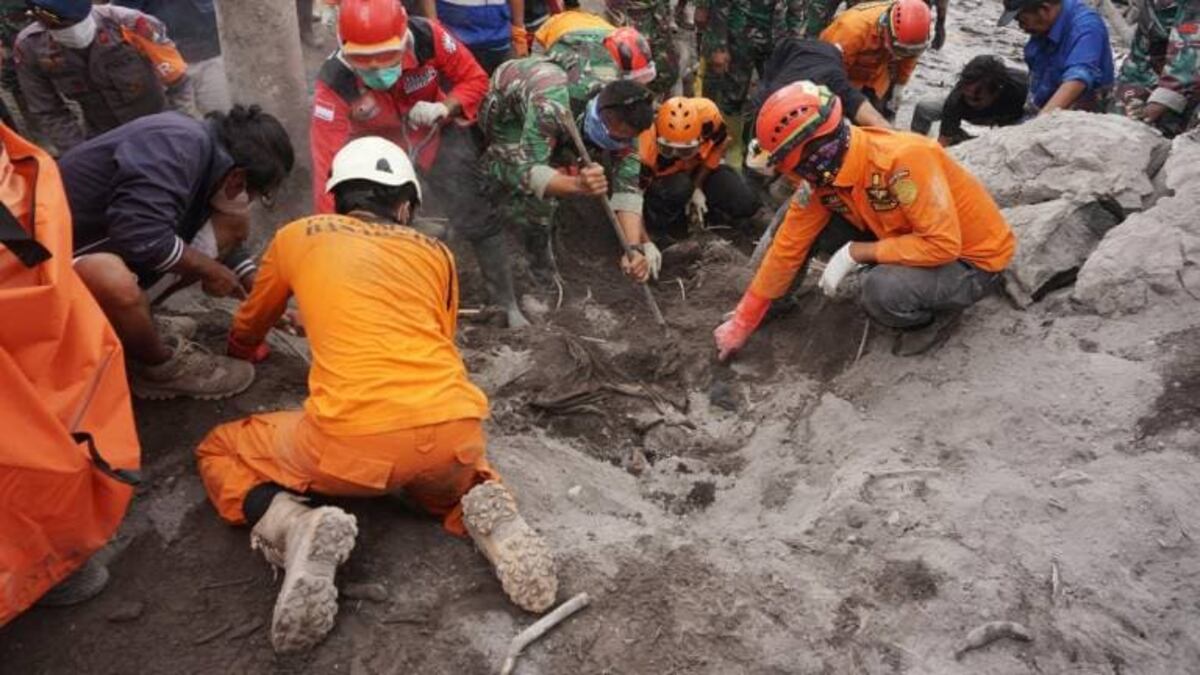 Elevan a 22 muertos y 27 desaparecidos por la erupción de un volcán en Indonesia