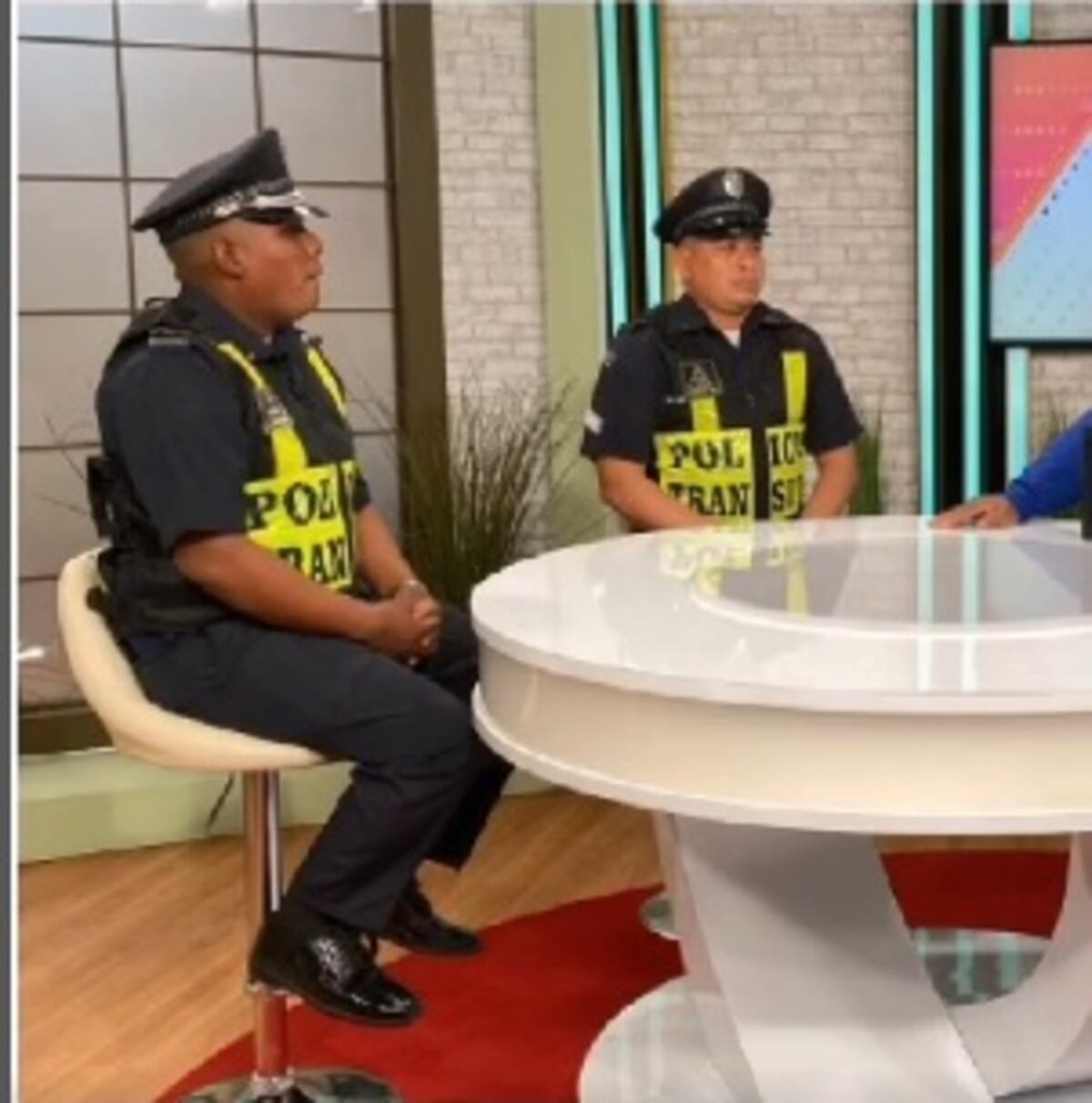 ‘La vi triste, llorando’. Uno de los policías que salvaron a mujer en un puente, dijo que la sostuvo del tobillo. Video