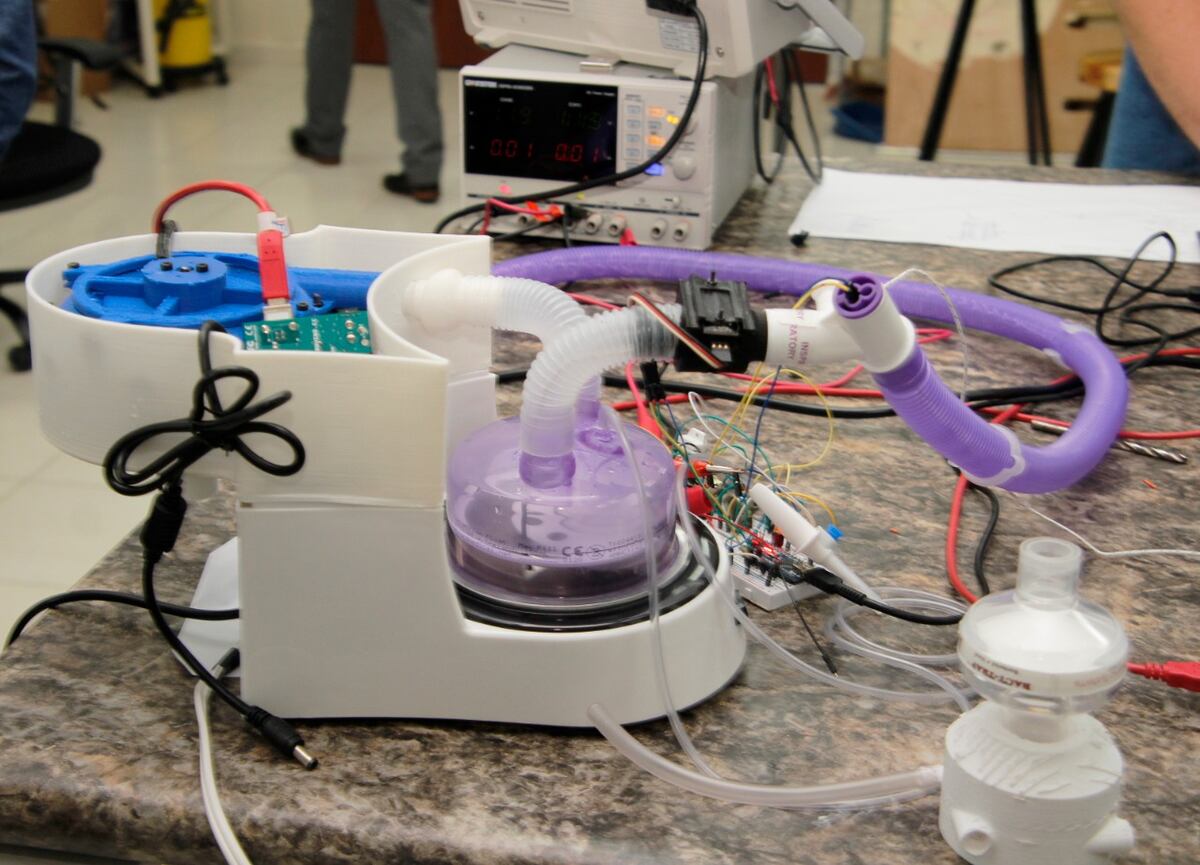 Estudiantes de la UTP ponen sus destrezas a fin de ayudar en la crisis de coronavirus