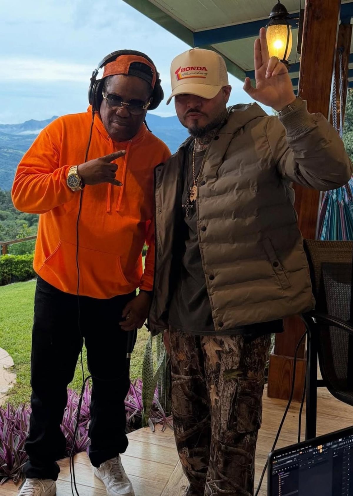 ¡Bomba musical! Farruko y Renato reviven el himno ‘La chica de los ojos café’