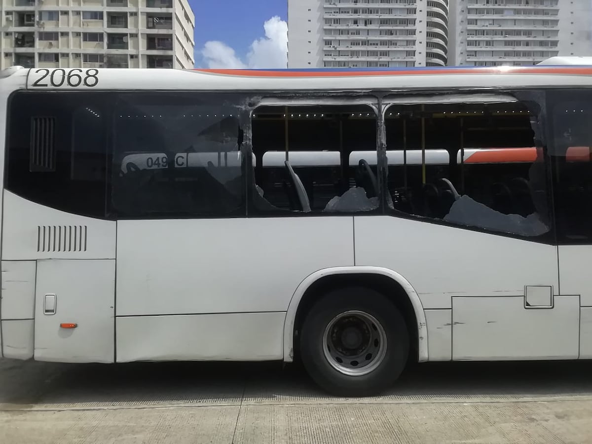 Pedradas, disparos y furia: el vandalismo no suelta a los metro bus