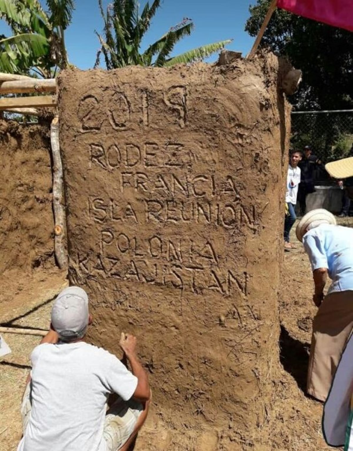 Peregrinos se divierten en junta de embarra.Chequee cómo quedó. Video