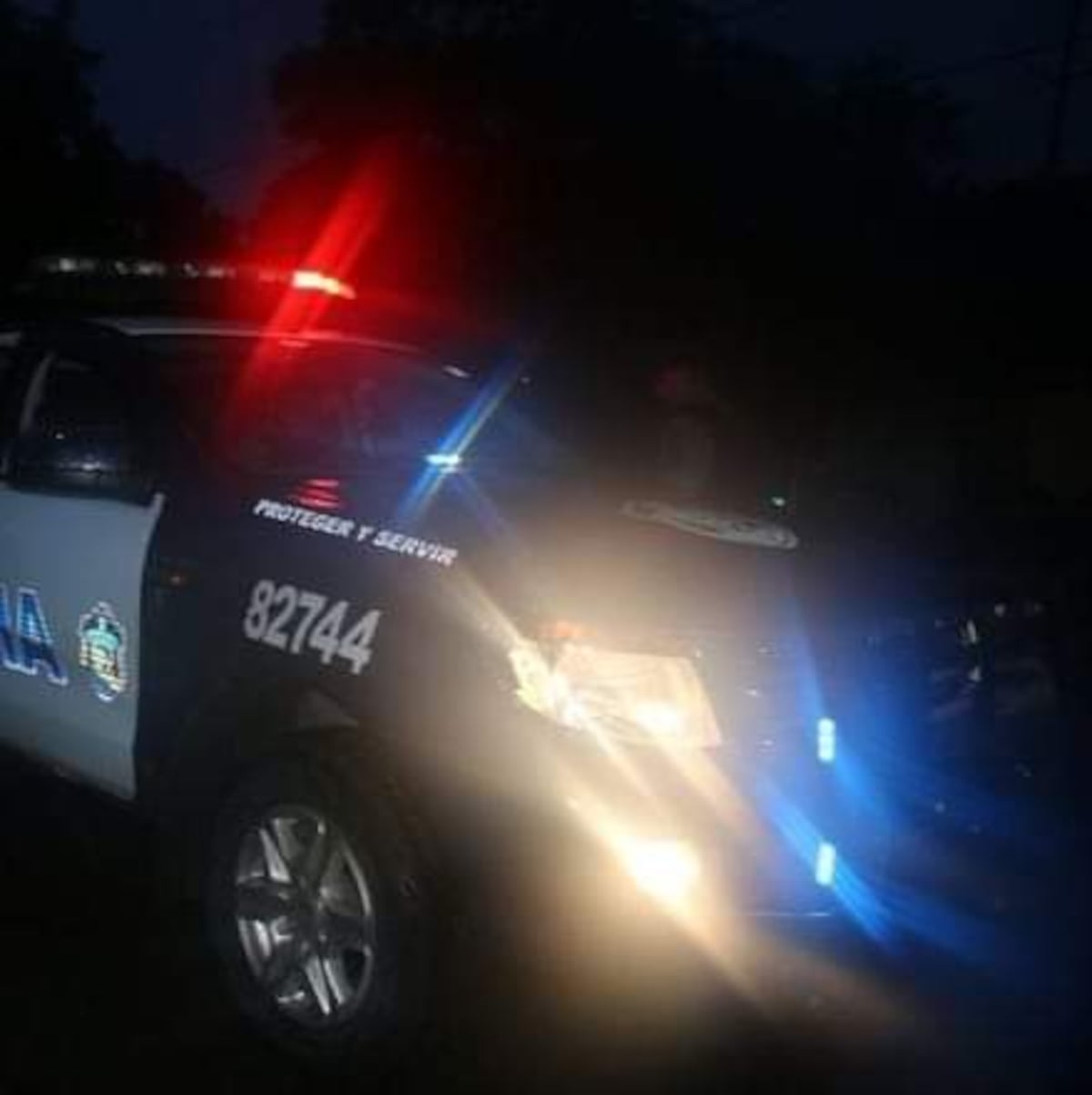 Mujeres se enfrentan a policías que las sorprenden fuera del toque de queda. Una le estrella un plato en la cabeza a una uniformada