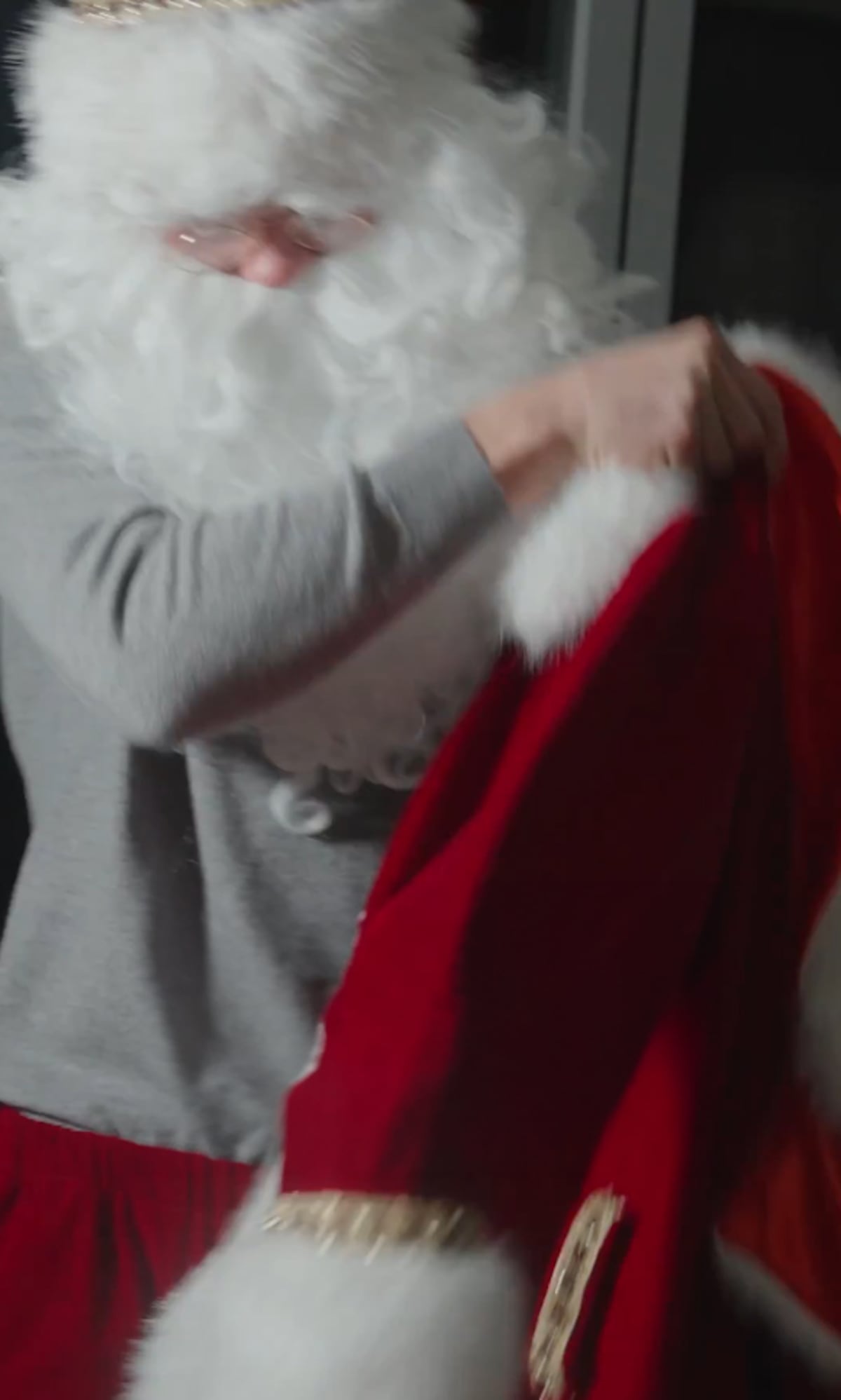 ¿Quién es? Se puso el traje rojo… y nadie sabía que era un crack