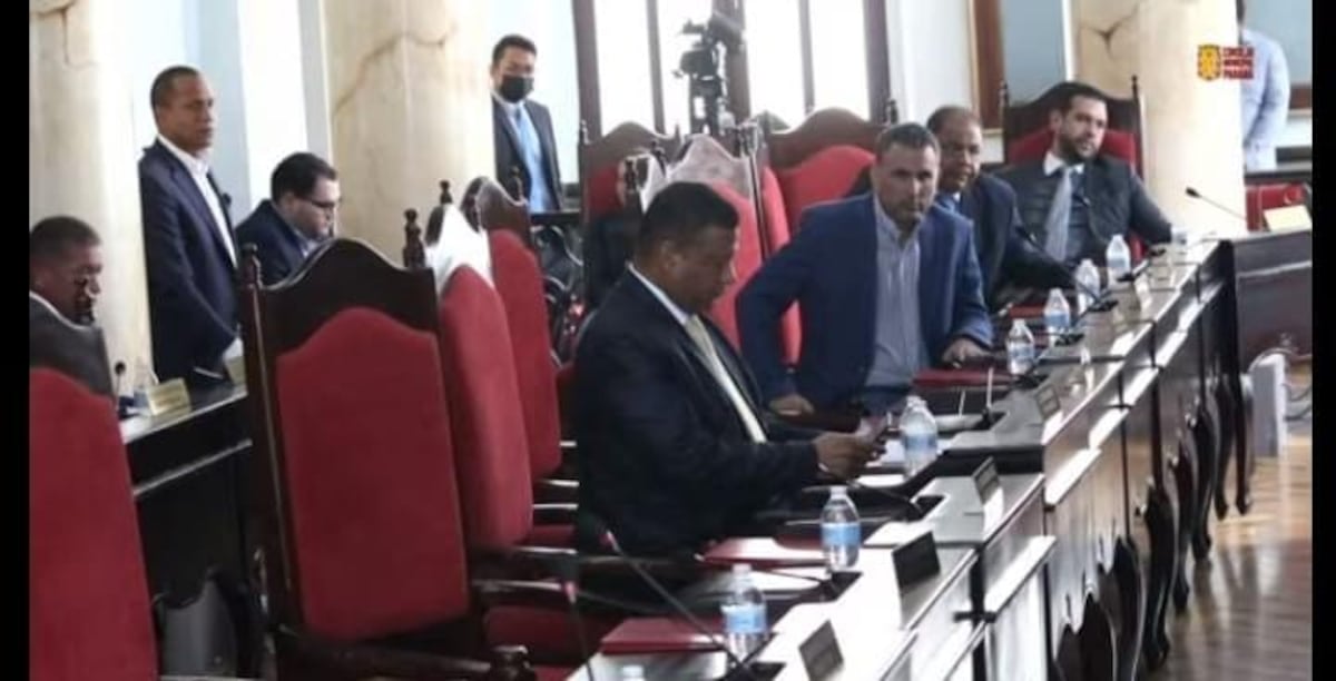 Califican de ‘basura’ el alumbrado navideño en la capital