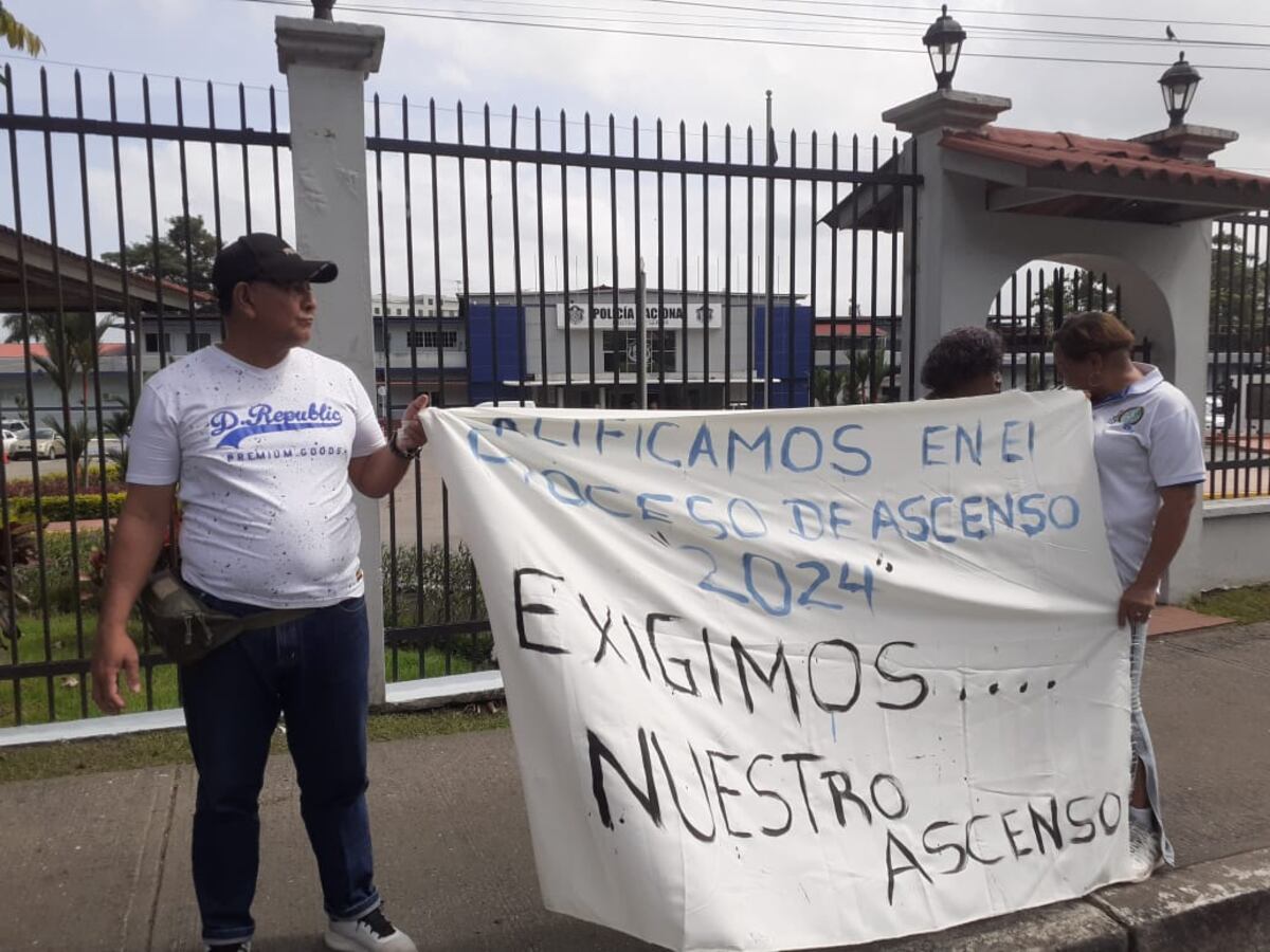 ‘Cumplimos con la Ley 899′: Policías con 30 años de servicio protestan y reclaman ascenso al rango de capitán