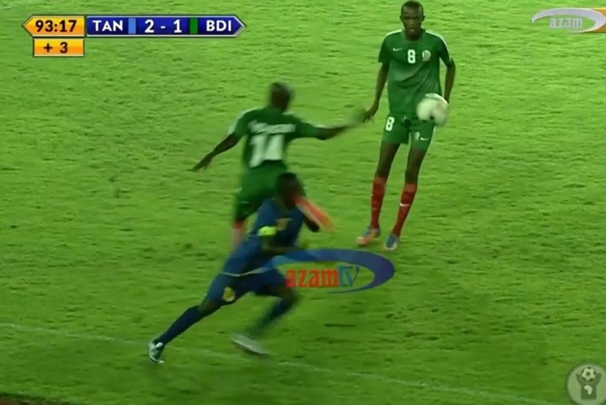 Jugador africano le da una patada karateca a su adversario y tremendo pisotón