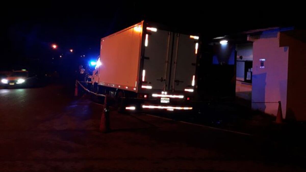 Con arma en mano roban camión de reparto en plena tienda                   