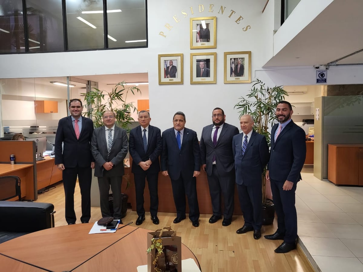 Colegio de Abogados de Costa Rica visita el Tribunal de Cuentas para conocer la experiencia panameña