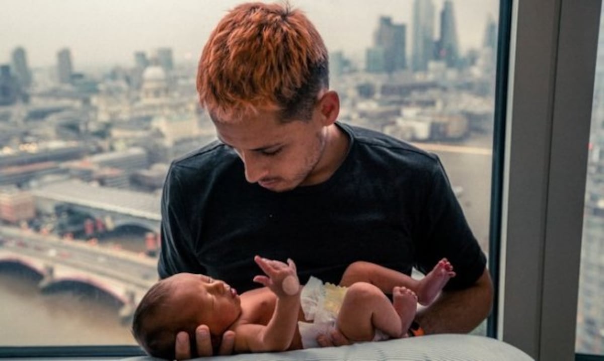 Critican a Javier ‘Chicharito’ Hernández por maltratar a su bebé