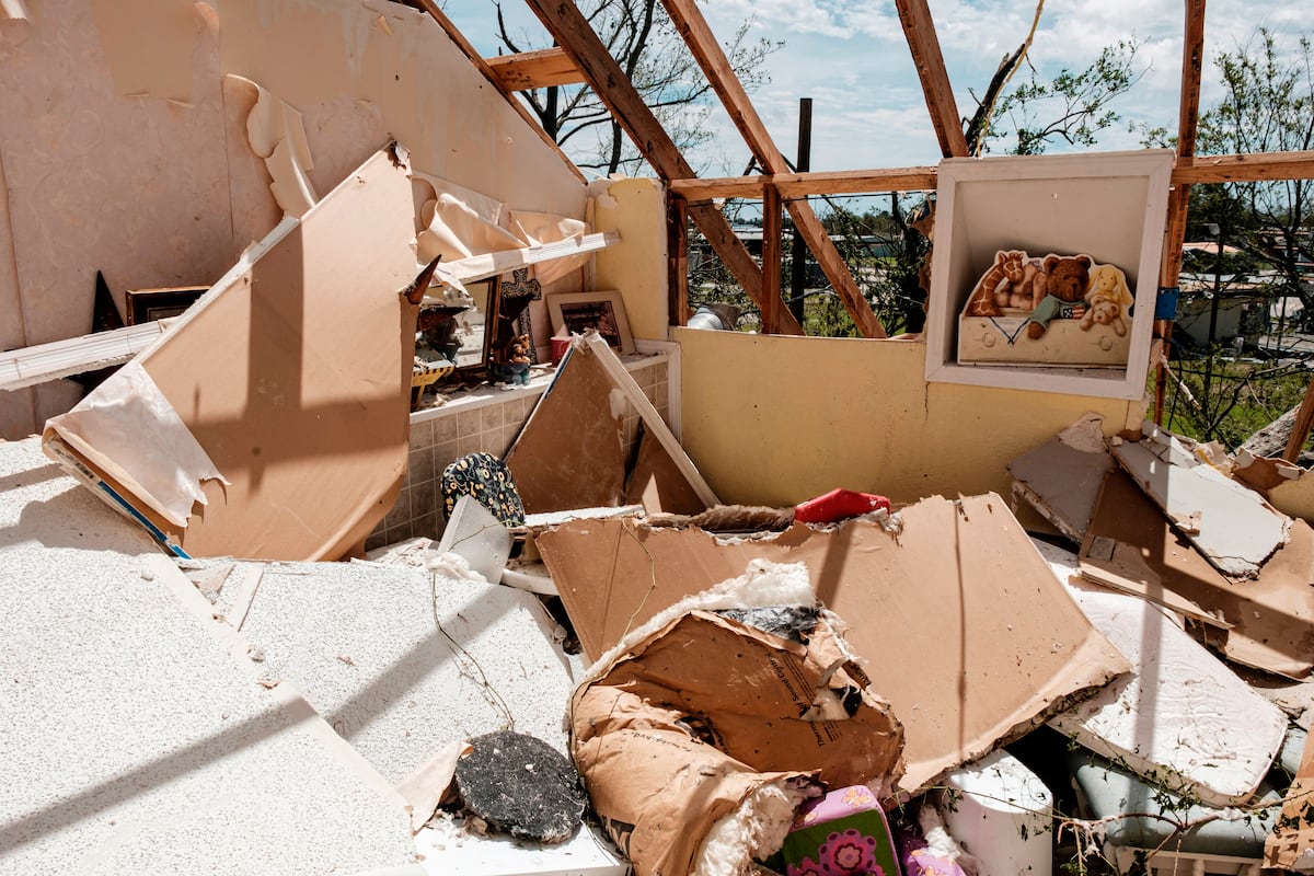 Huracán mató a 16 personas. Tras impactar Luisiana, Laura descarga lluvias como depresión tropical. Video