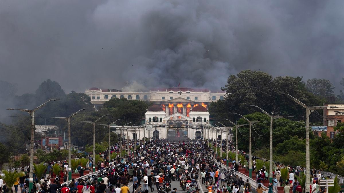 Protestas en Nepal dejan 19 muertos y terminan con incendio del Parlamento