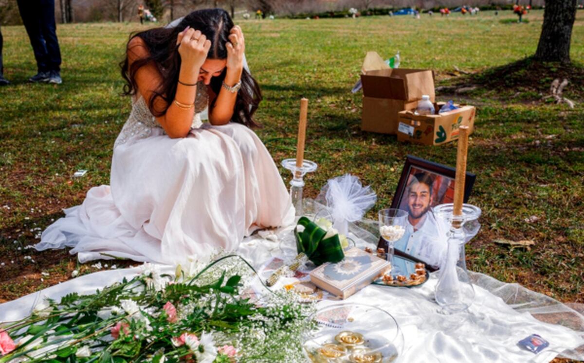Vestida de novia visitó la tumba de su prometido al que mataron por un Xbox