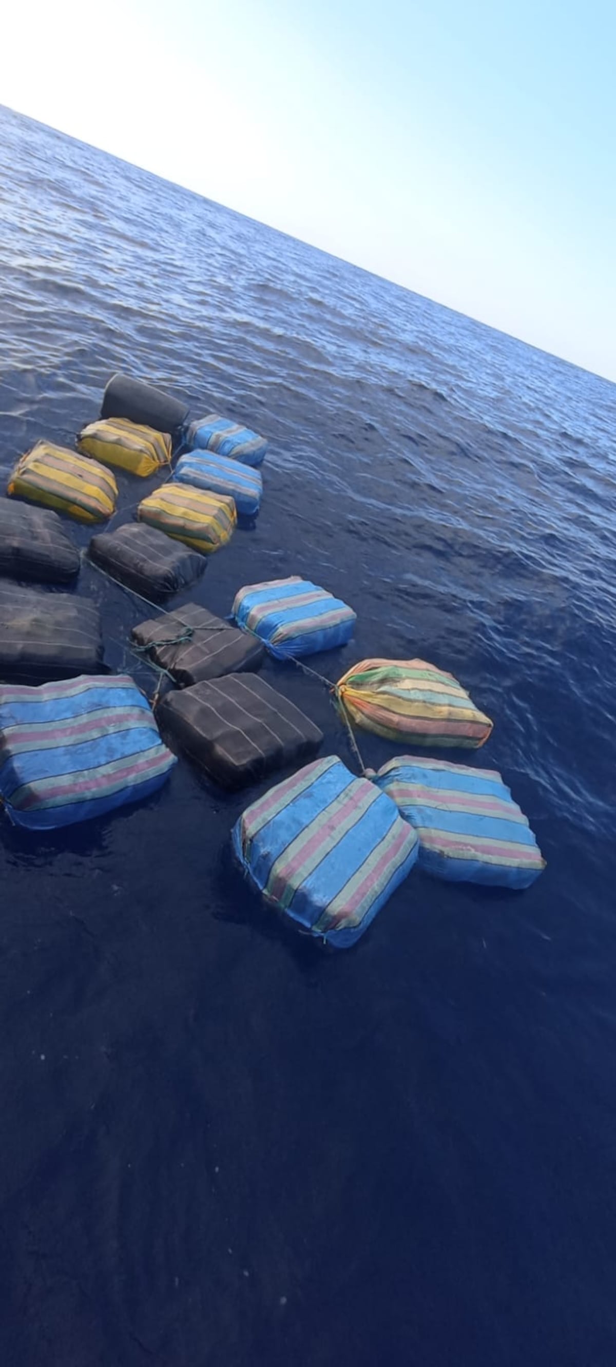 Encuentran sacos llenos de droga flotando en el mar al sur de Punta Burica