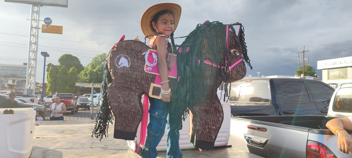 Tierna cabalgata de caballitos de palo llenó de alegría las calles de David